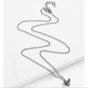 DAINTY BEE 🐝 spring necklace brand new